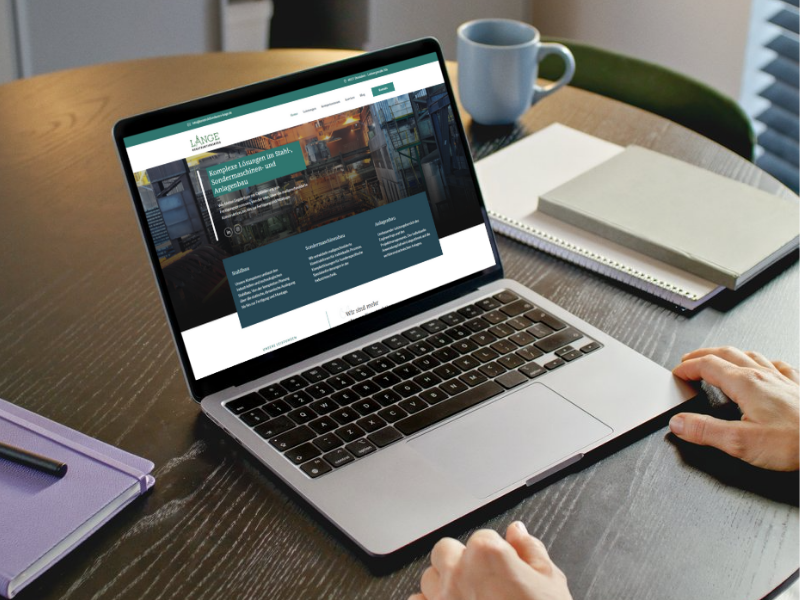 Das Bild zeigt einen Laptop auf einem Tisch, auf dessen Oberfläche eine von BEPOINT gestaltete Webseite zu sehen ist. Eine der Kompetenzen von BEPOINT Medien.