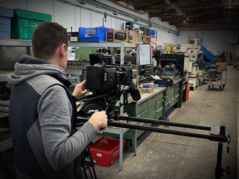 Das Bild zeigt einen Videografen aus dem BEPOINT Team. Eine der Kompetenzen von BEPOINT Medien.